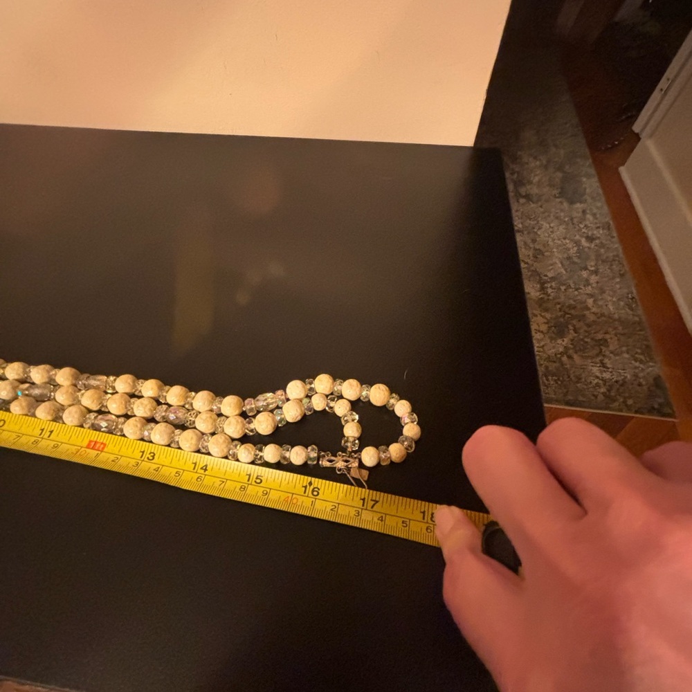 Hattie Carnegie signed Elegant Cream Beaded Necklace with clear crystals - Picture 4 of 9